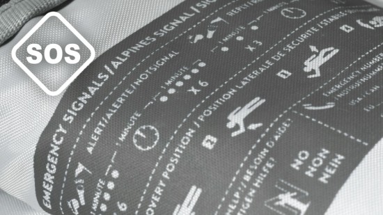 На этом рюкзаке вы найдете специальные инструкции на случай непредвиденной опасной ситуации. На картинке изображены последовательность действий в случае ситуации, когда экстренно требуется помощь. Надеемся, что вам никогда не придется ей пользоваться, но 